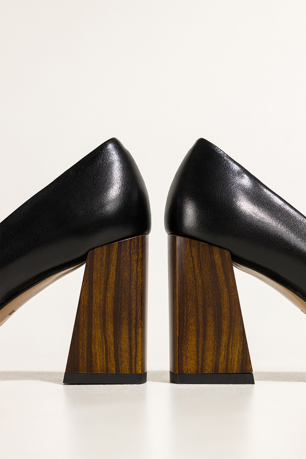 Czarne czółenka skórzane damskie na ozdobnym brązowym klocku PRODUKT POLSKI Casu 7640-899-DWM