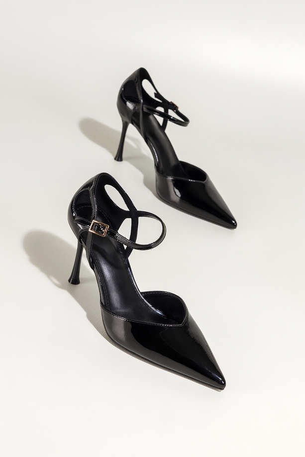 Czarne czółenka damskie szpilki lakierowane z paskiem wycięcia na cholewce Carla OV849