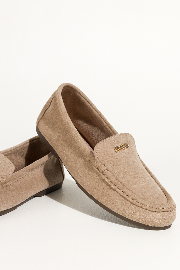 Beżowe mokasyny damskie półbuty płaskie ze złotą ozdobą skórzana wkładka Carla G341K