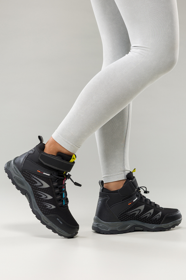 Czarne buty trekkingowe damskie na bieżnikowanej podeszwie z regulowaną elastyczną sznurówką szare wstawki softshell Casu 2310-1W