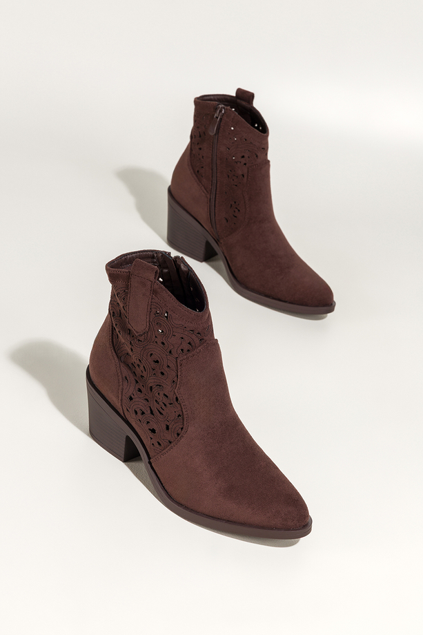 Czekoladowe botki damskie kowbojki ścięty obcas klocek ażurowa cholewka Carla S7477-3