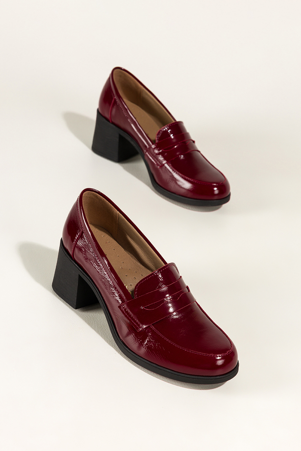 Bordowe mokasyny skórzane damskie lakierowane na szerokim klocku ozdobny pasek PRODUKT POLSKI Casu 2762