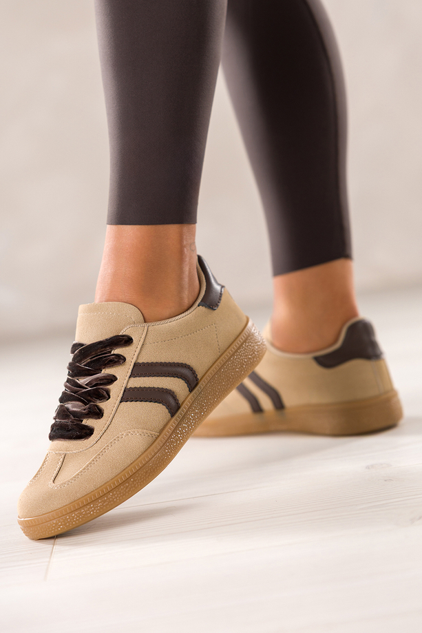 Beżowe sneakersy damskie buty sportowe na platformie welurowe sznurówki z odpinanymi kwiatami brązowe wstawki Carla X6087