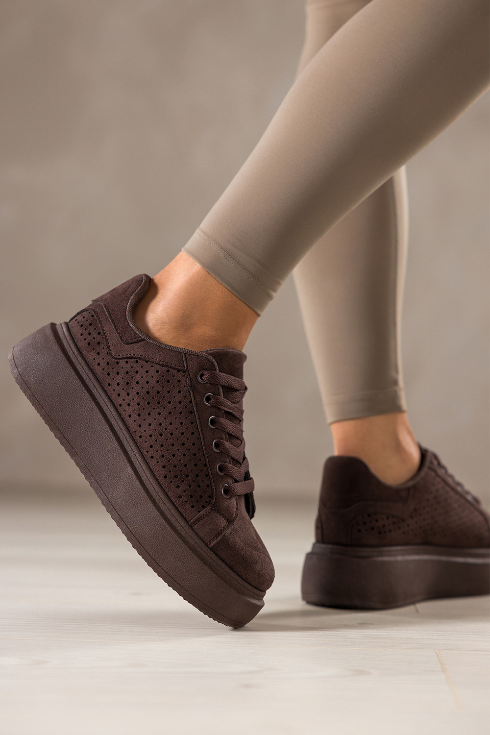 Czekoladowe sneakersy damskie buty sportowe a�urowe na platformie sznurowane Carla YO349K