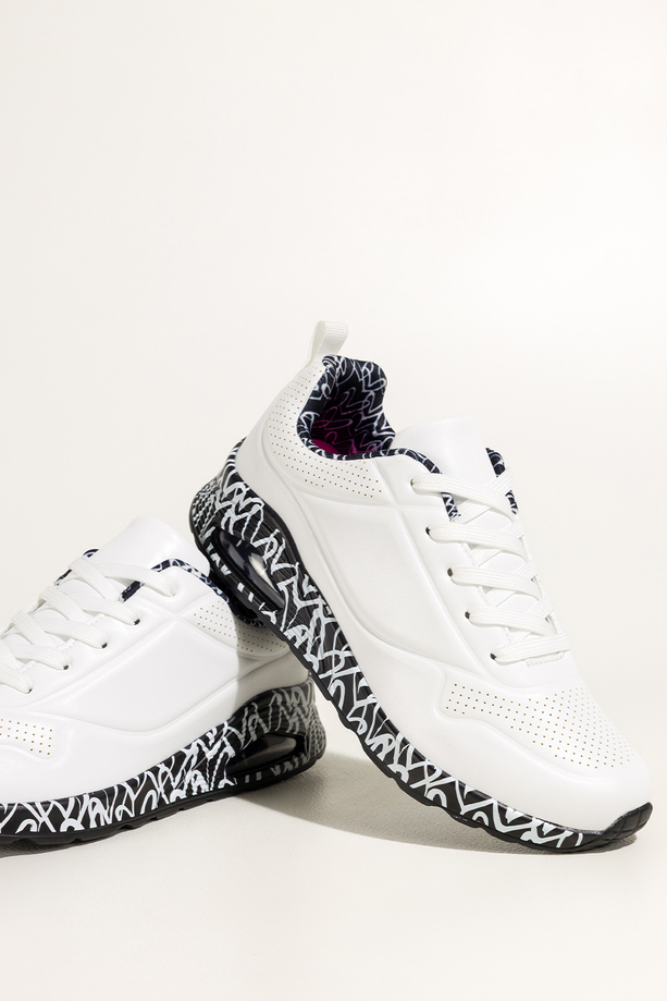 Białe sneakersy damskie buty sportowe na czarnym koturnie z wzorem sznurowane Casu 0996-4