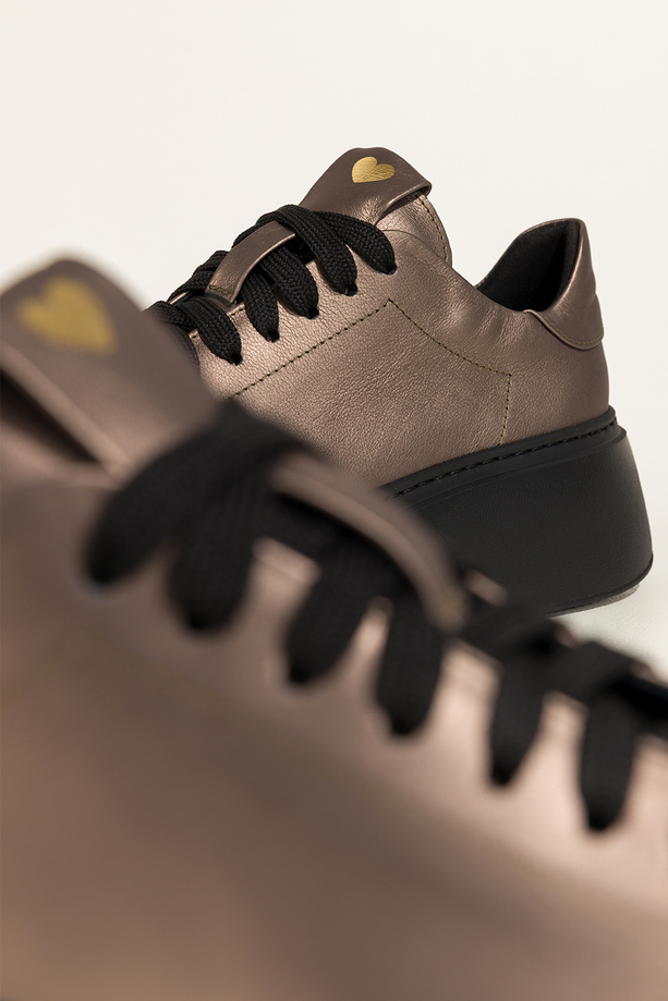 Metaliczne sneakersy skórzane damskie buty sportowe na platformie złote serce na języku sznurowane PRODUKT POLSKI Casu 8201