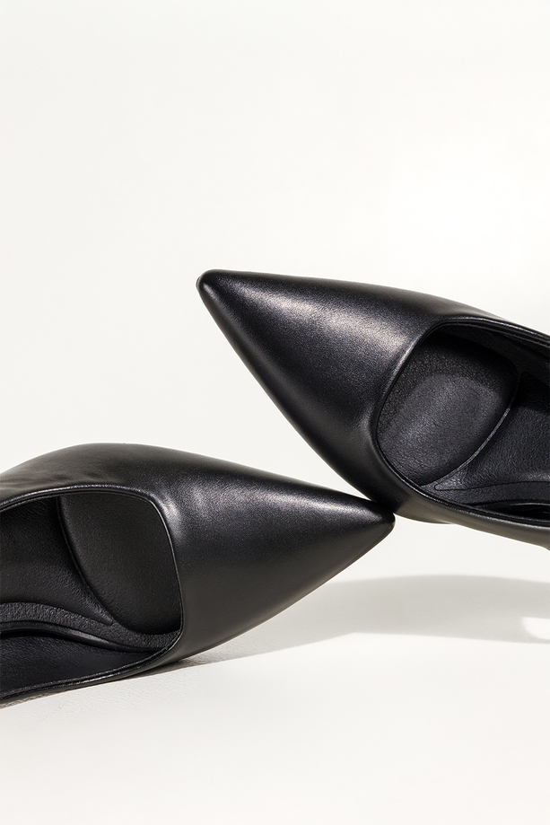 Czarne czółenka damskie szpilki z odkrytą piętą obcas kieliszek pasek z elastyczna gumą Carla 4761