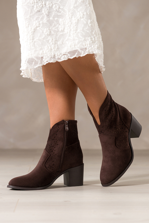 Czekoladowe botki damskie ażurowe na słupku wycięta cholewka Carla S749-3