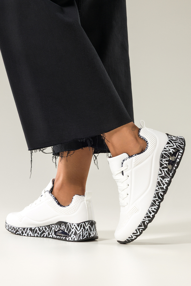 Białe sneakersy damskie buty sportowe na czarnym koturnie z wzorem sznurowane Casu 0996-4