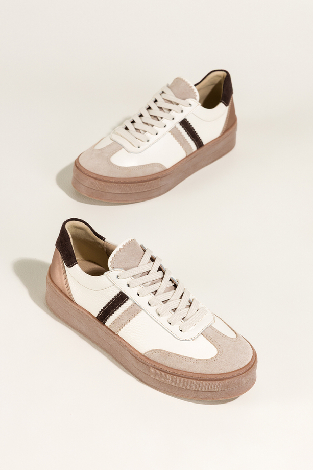 Białe sneakersy skórzane damskie buty sportowe na platformie z czekoladowymi i złotymi wstawkami sznurowane PRODUKT POLSKI Casu M8701