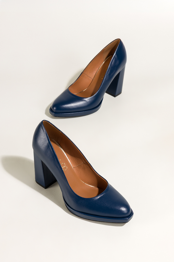 Ciemnoniebieskie czółenka skórzane damskie na słupku PRODUKT POLSKI Casu 7253-754