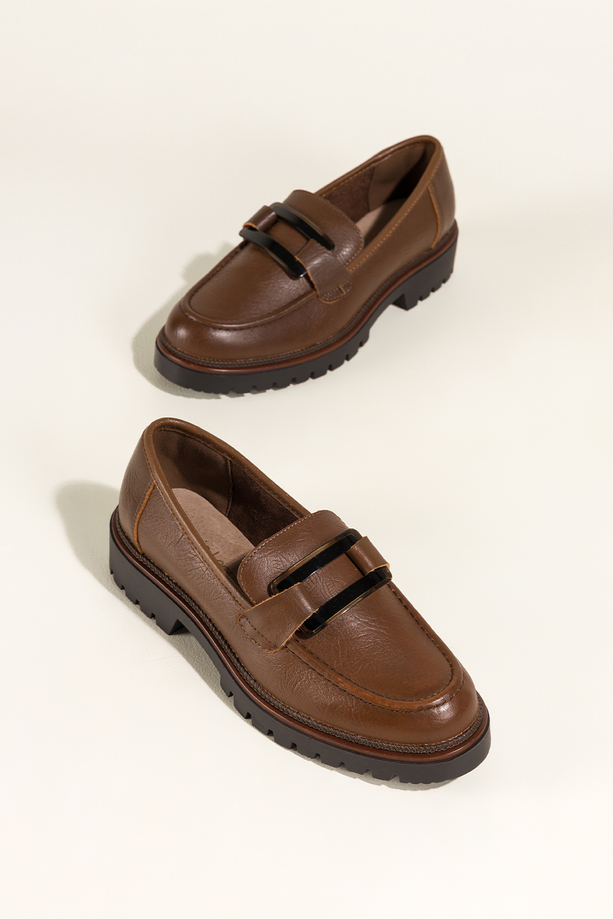 Brązowe mokasyny skórzane damskie Sergio Leone na bieżnikowanej podeszwie czarna ozdoba na cholewce NP74833-H