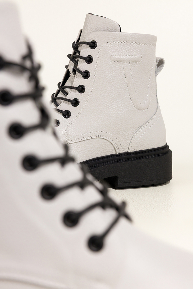 Białe botki skórzane damskie Sergio Leone na czarnej żłobionej platformie ozdobne przeszycia na cholewce sznurowane YG74751-H