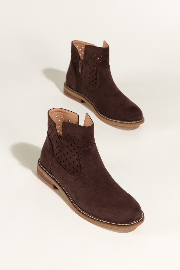 Czekoladowe botki damskie ażurowe na płaskiej podeszwie z przeszyciami wycięta cholewka Carla Z7094-8