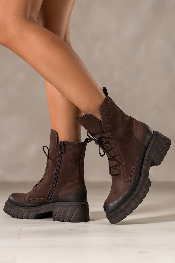 Czekoladowe botki skórzane damskie nubukowe workery z efektownym językiem na bieżnikowanej czekoladowej podeszwie sznurowane PRODUKT POLSKI Casu 8149