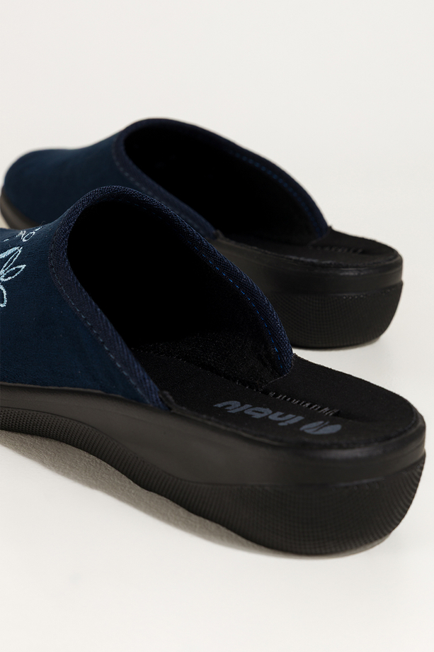 Granatowe kapcie damskie Inblu obuwie domowe z haftowanymi kwiatami XF99994S