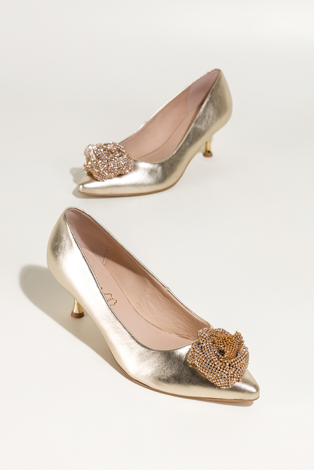 Złote czółenka skórzane damskie kwiat z cyrkoniami niski obcas kieliszek  PRODUKT POLSKI Casu 6926-296