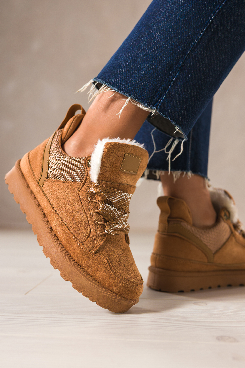 Camelowe sneakersy damskie z futerkiem na bieżnikowanej platformie ozdobne sznurówki z wzorem Casu