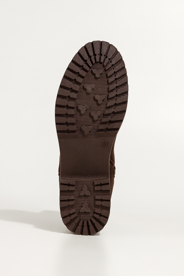 Czekoladowe botki damskie na bieżnikowanej podeszwie guma w cholewce Casu YZ844-7