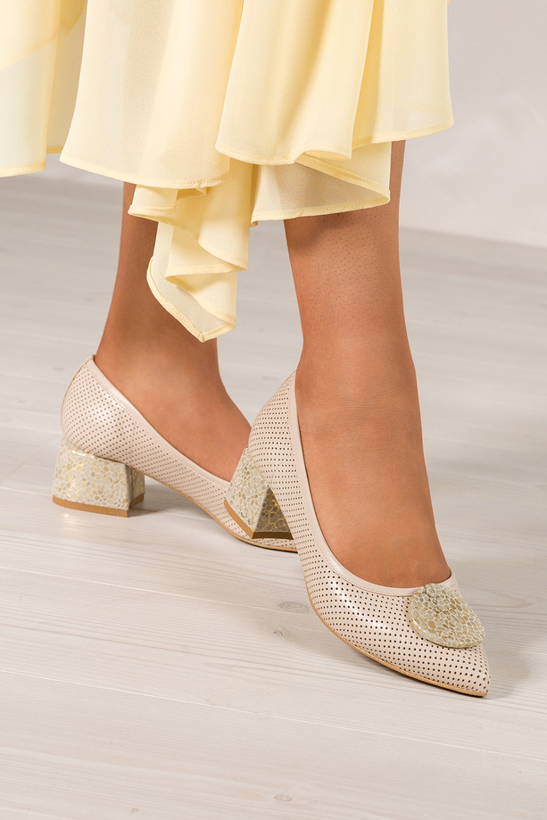 Beżowe czółenka skórzane damskie ażurowe na klocu z ozdobą  PRODUKT POLSKI Casu 02207-535-2731