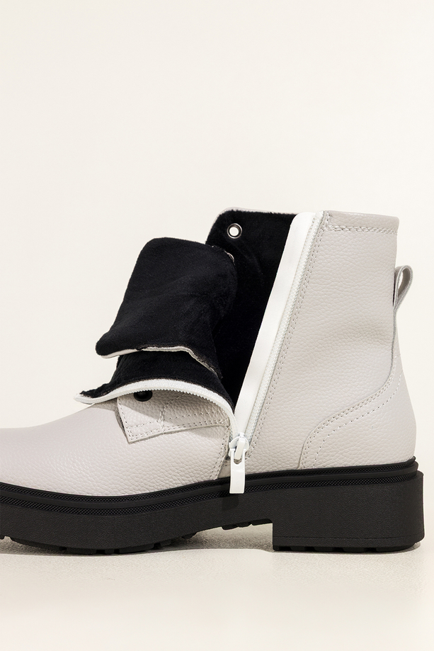 Białe botki skórzane damskie Sergio Leone na czarnej żłobionej platformie ozdobne przeszycia na cholewce sznurowane YG74751-H