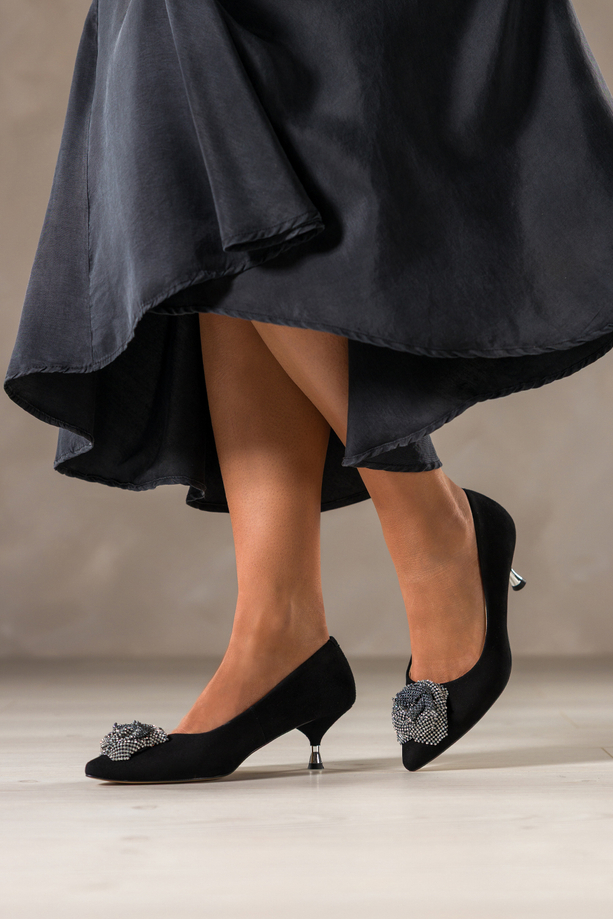 Czarne czółenka skórzane damskie kwiat z cyrkoniami niski obcas kieliszek  PRODUKT POLSKI Casu 6926-699