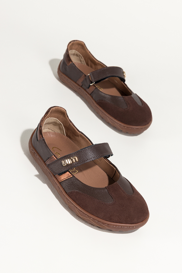 Czekoladowe baleriny barefoot skórzane damskie szerokie na elastycznej żłobionej podeszwie miedziane wstawki pasek na rzep złota ozdoba PRODUKT POLSKI Casu 89796