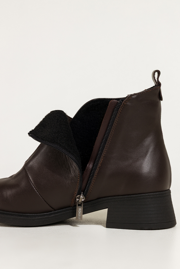 Czekoladowe botki skórzane damskie na niskim obcasie wycięta cholewka z elastyczną gumą PRODUKT POLSKI Casu 380