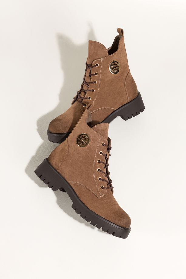 Ciemnobeżowe botki damskie na bieżnikowanej platformie złota ozdoba sznurowane Casu CB349-7