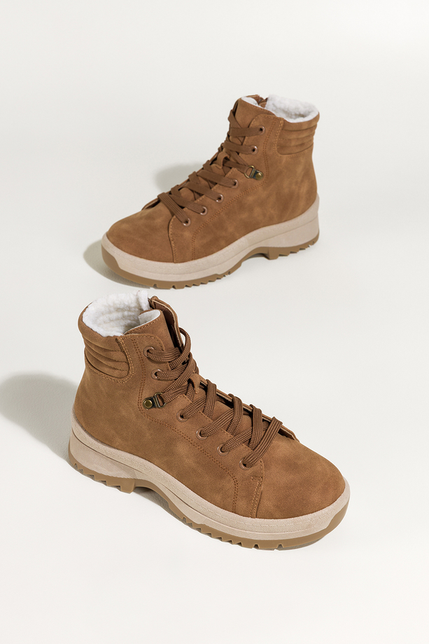 Camelowe botki damskie na bieżnikowanej elastycznej platformie sznurowane Casu 1911-6