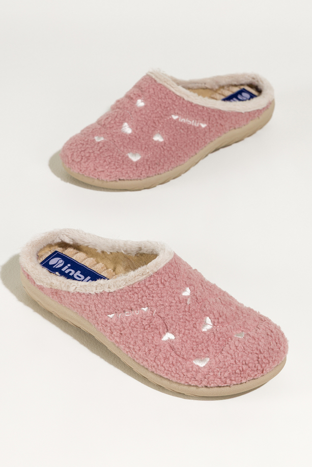 Różowe kapcie damskie Inblu obuwie domowe z materiału typu baranek ozdobione sercami VG999966