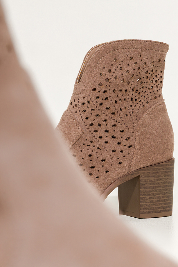 Ciemnobeżowe botki damskie ażurowe na słupku wycięta cholewka Carla S749-7
