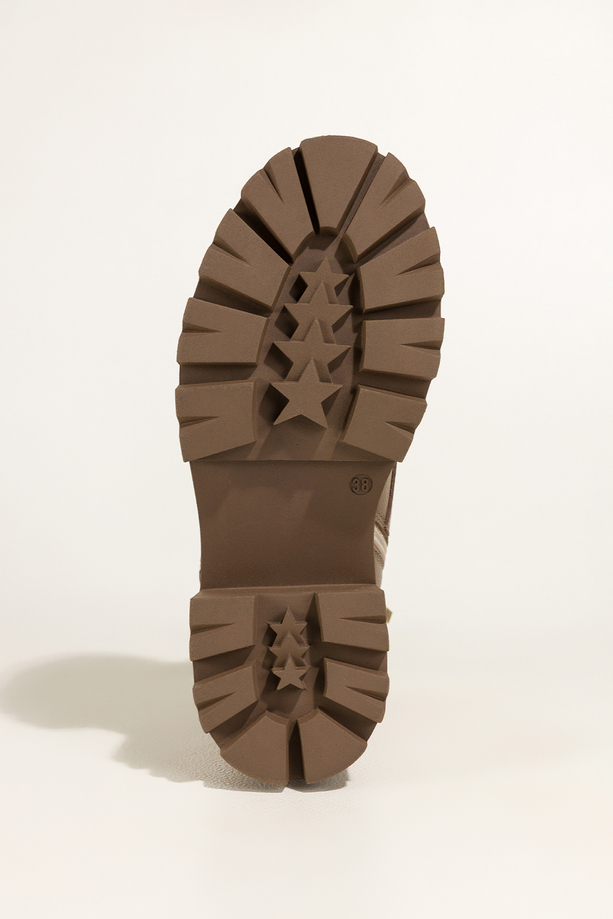 Ciemnobeżowe botki skórzane damskie workery na bieżnikowanej platformie w cholewce guma pasek ze stalową ozdobą sznurowane PRODUKT POLSKI Casu 39442