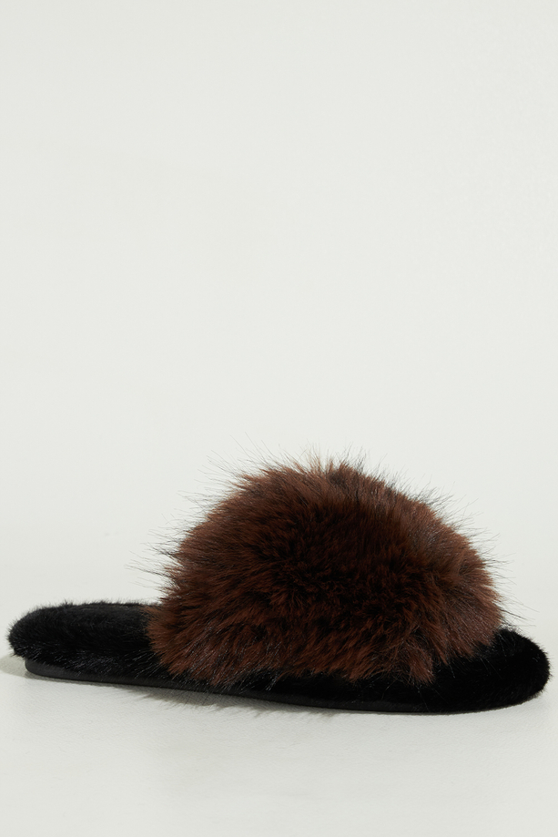 Czekoladowe kapcie damskie obuwie domowe futrzane szeroki pasek z długim włosiem Casu UO965