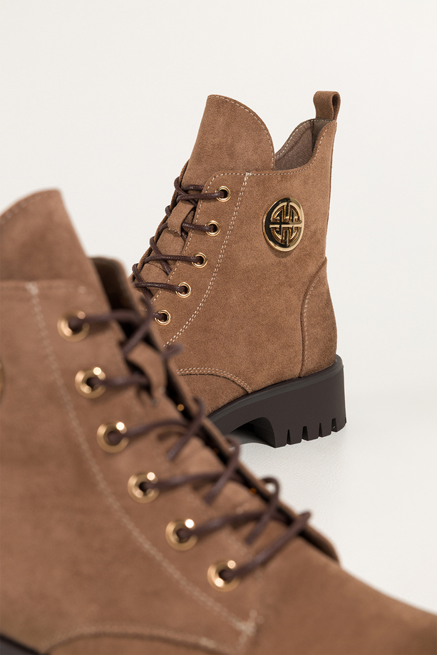 Ciemnobeżowe botki damskie na bieżnikowanej platformie złota ozdoba sznurowane Casu CB349-7