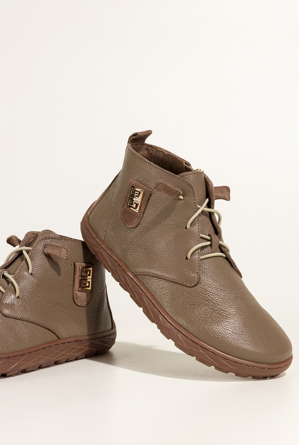 Ciemnobeżowe botki barefoot skórzane damskie szerokie na elastycznej płaskiej podeszwie złota ozdoba elastyczne sznurówki PRODUKT POLSKI Casu 69927