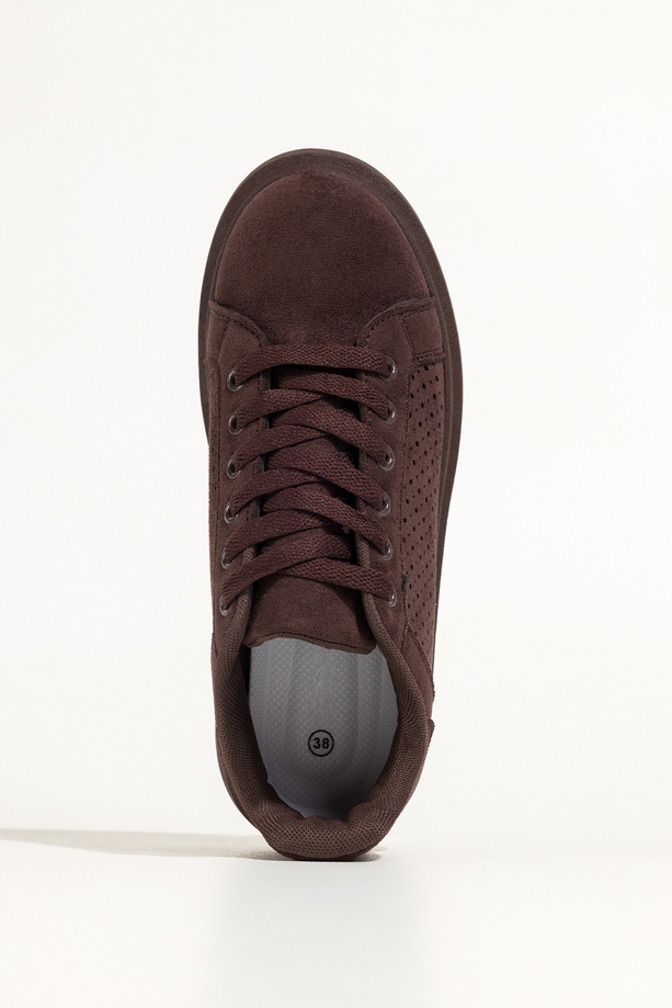 Czekoladowe sneakersy damskie buty sportowe ażurowe na platformie sznurowane Carla YO349K