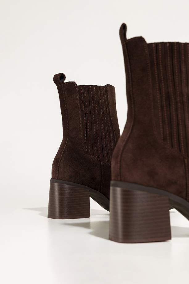 Czekoladowe botki skórzane damskie na szerokim obcasie elastyczne gumy w cholewce PRODUKT POLSKI Casu 6980-496