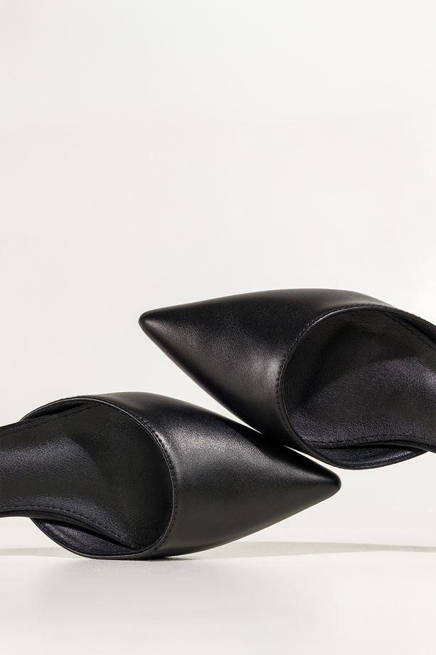 Czarne baleriny damskie na niskim obcasie zakryta pięta pasek wokół kostki Carla OV864K