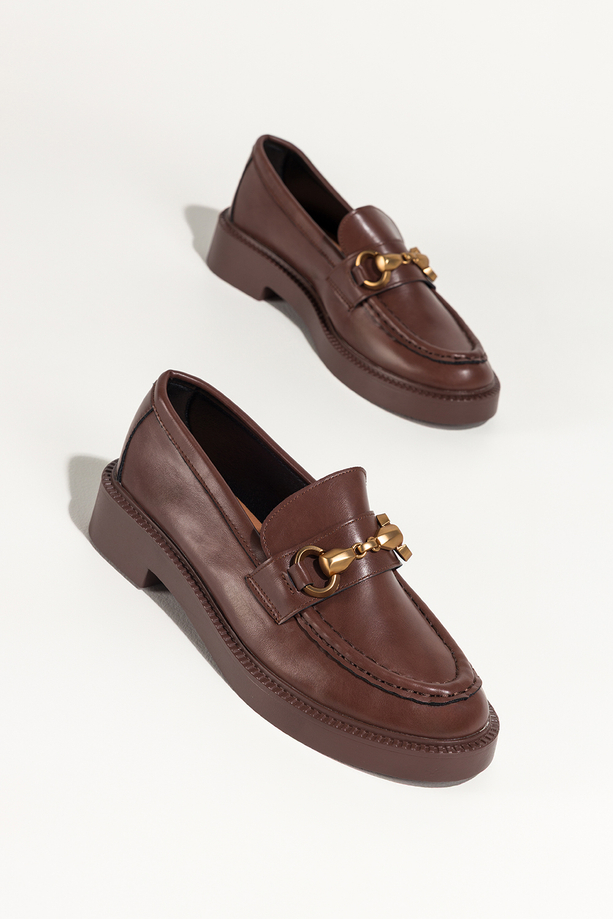 Brązowe mokasyny damskie półbuty na niskim obcasie złota ozdoba Carla V882