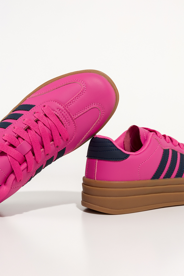 Różowe sneakersy damskie buty sportowe na żłobionej platformie sznurowane granatowe wstawki Carla ZW327
