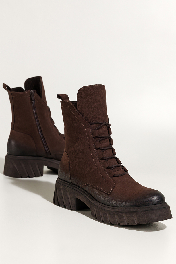 Czekoladowe botki skórzane damskie nubukowe workery z efektownym językiem na bieżnikowanej czekoladowej podeszwie sznurowane PRODUKT POLSKI Casu 8149