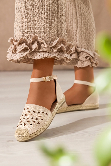 Beżowe sandały damskie espadryle ażurowe w kwiaty na platformie z zakrytą piętą pasek wokół kostki Carla F209M-2