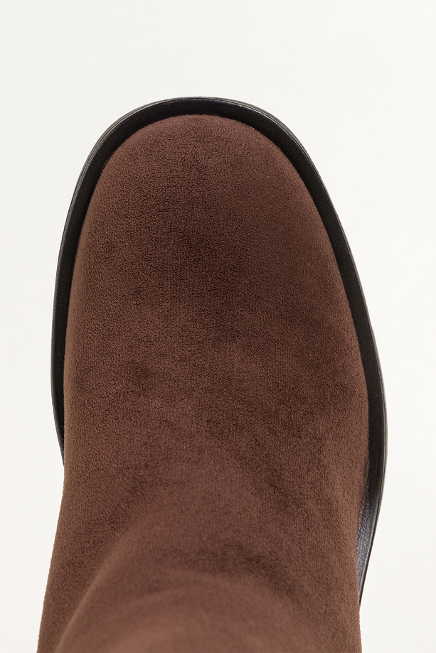 Czekoladowe botki damskie bieżnikowany szeroki obcas guma w cholewce pasek ze złotą klamrą Casu YN819