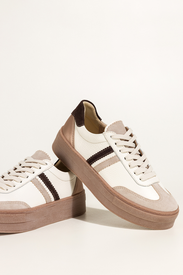 Białe sneakersy skórzane damskie buty sportowe na platformie z czekoladowymi i złotymi wstawkami sznurowane PRODUKT POLSKI Casu M8701