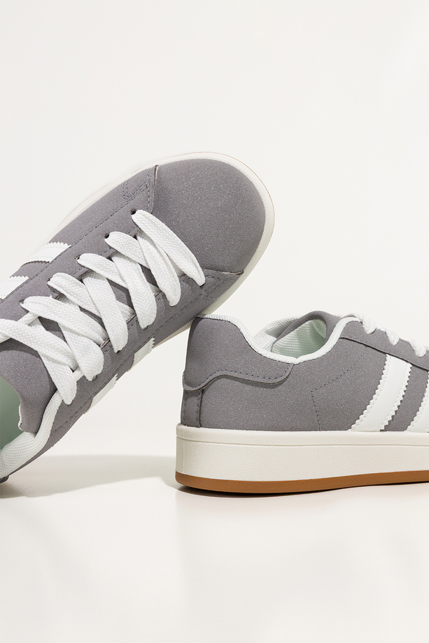 Szare sneakersy damskie buty sportowe na platformie sznurowane białe wstawki Casu 22367-5