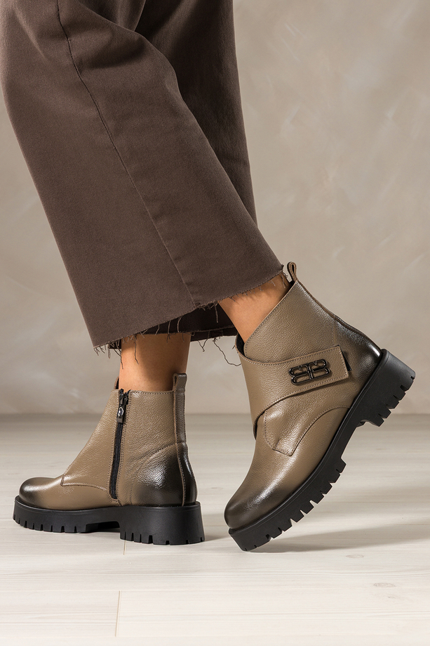 Ciemnobeżowe botki skórzane damskie na bieżnikowanej platformie szeroki pasek na rzep ze stalową ozdobą PRODUKT POLSKI Casu 39465