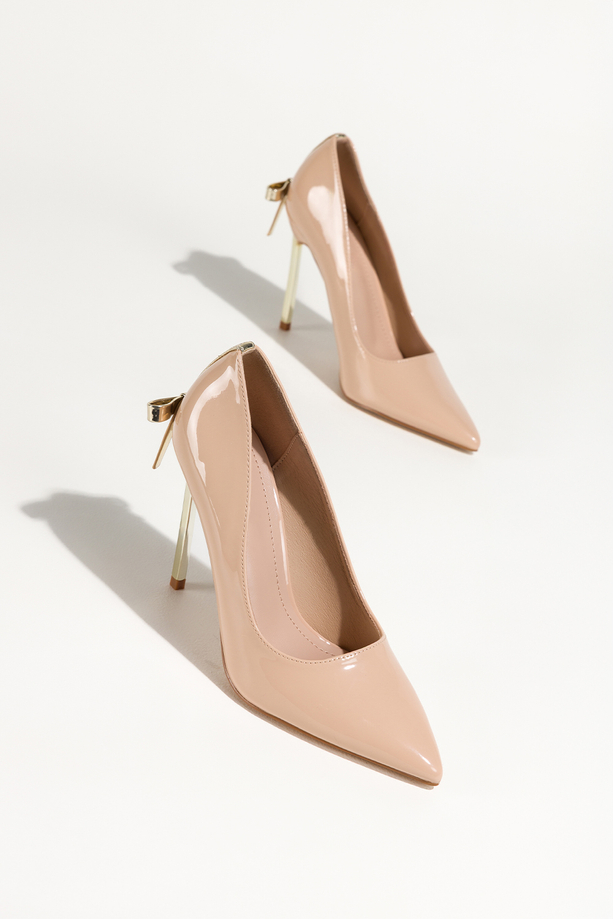 Beżowe czółenka damskie szpilki lakierowane złoty obcas z kokardą Carla BQB077