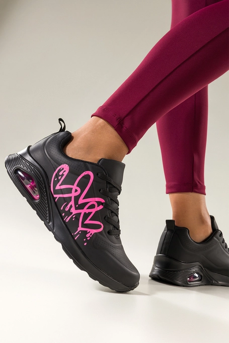 Czarne sneakersy damskie buty sportowe na koturnie różowe serca na cholewce sznurowane Casu 0992-8