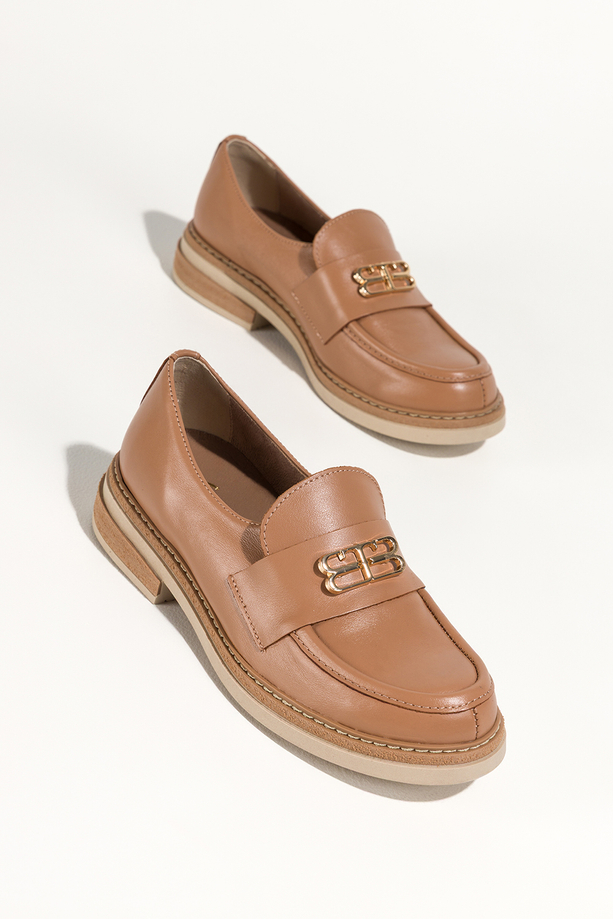 Camelowe mokasyny skórzane damskie ze złotą ozdobą PRODUKT POLSKI Casu 79825